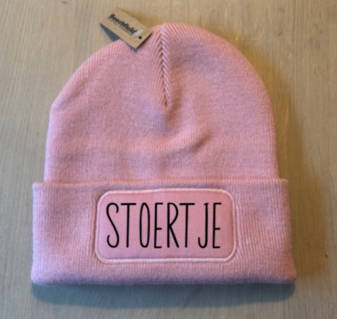 Muts / Beanie Roze met tekst STOERTJE zwarte letters