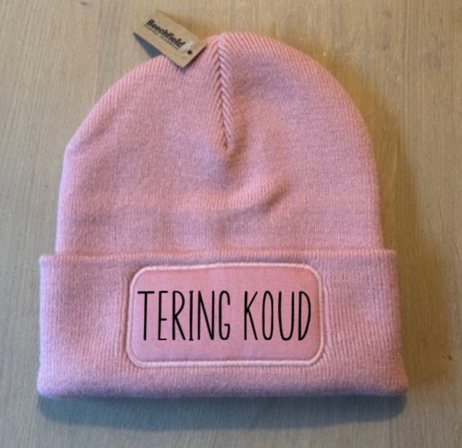 Muts / Beanie Roze met tekst TERING KOUD zwarte letters