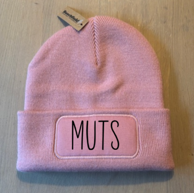 Muts / Beanie Roze met tekst MUTS zwarte letters