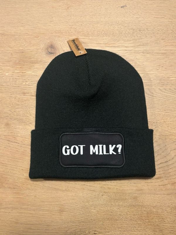 Muts / Beanie met de tekst: Got Milk? Zwarte muts met witte letters