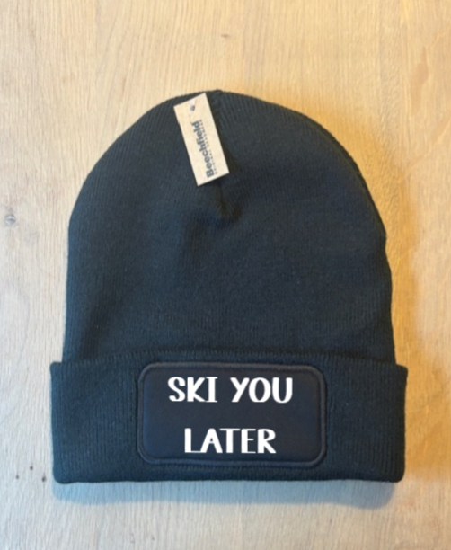 Muts / Beanie met tekst "Ski you later". Zwarte muts met witte letters.