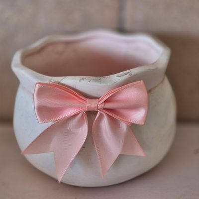 Round ceramic bowl.