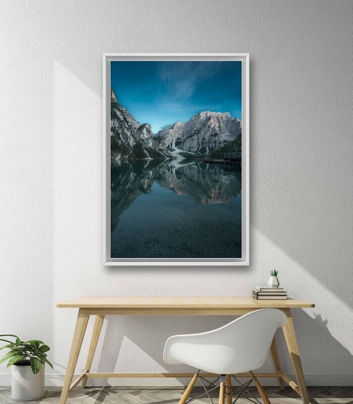 Wandbild Lago di Braies - Alu-Dibond im weißen Schattenfugenrahmen