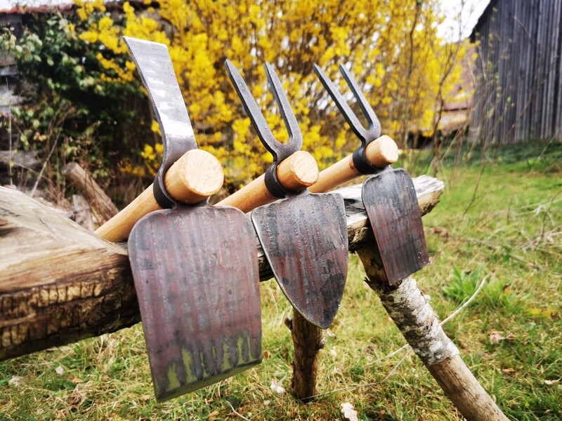 Serfouette forgée au marteau pilon - avec manche en bois 140cm