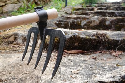 Serfouette, croc et pioche