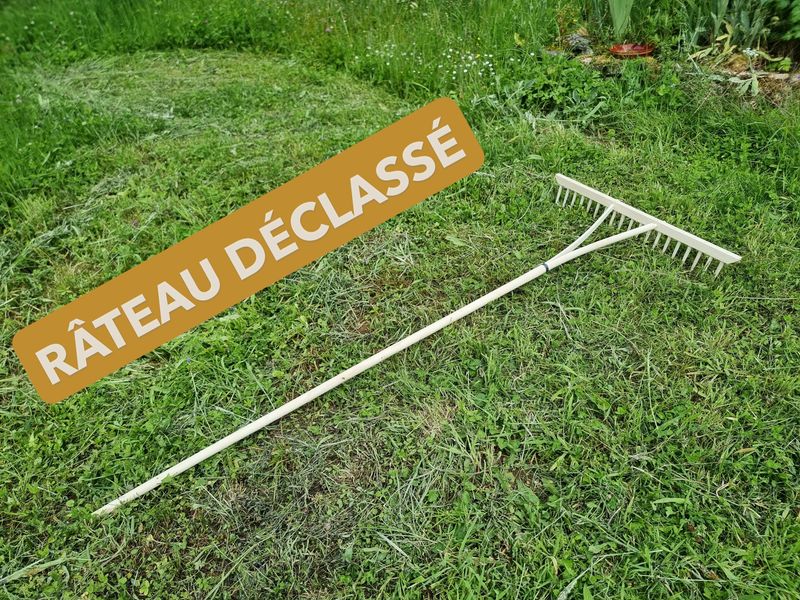 Déclassé - Râteau à foin en bois de hêtre et noisetier