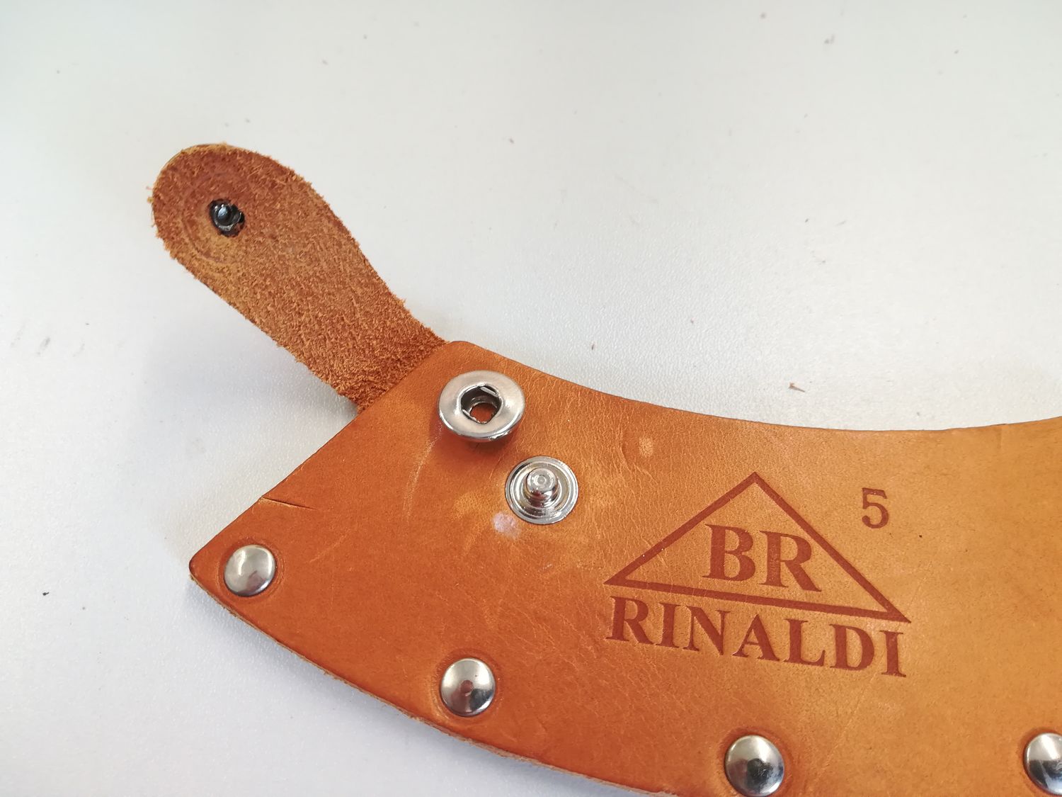 Déclassés - Étui en cuir pour hache Barbue 500 Rinaldi, Choix de l&#39;étui: Étui pour Hache barbue défaut pression 500g