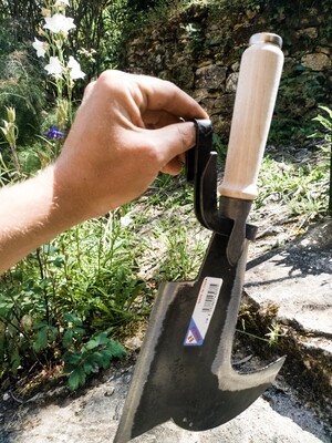 Porter une serpe à la ceinture