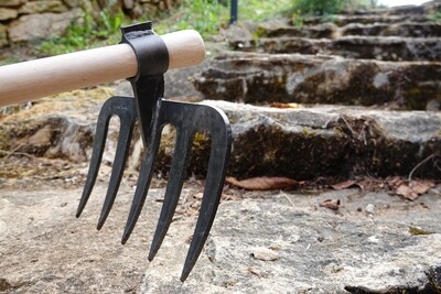 Croc Verdugo à cinq dents - avec manche en bois 140cm Croc Verdugo à cinq dents - avec manche en bois 140cm