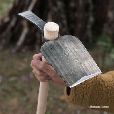 Serfouette forgée au marteau pilon - avec manche en bois 140cm