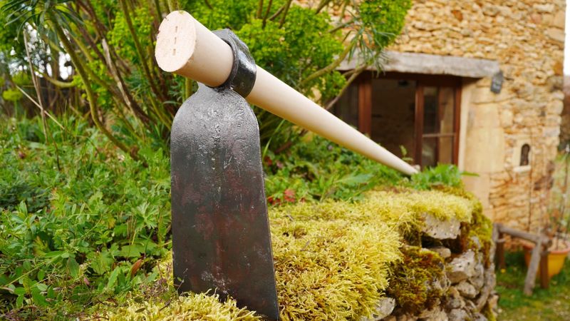 Houe de jardin posée sur le sol 