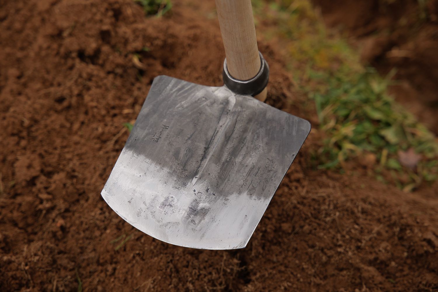 Houe Cocconato réincarnée - forgée au marteau pilon - avec manche en bois 140cm