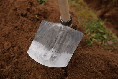 Houe Cocconato réincarnée - forgée au marteau pilon - avec manche en bois 140cm Houe Cocconato réincarnée - forgée au marteau pilon - avec manche en bois 140cm