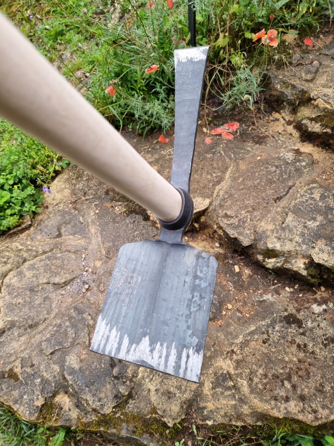 Grande serfouette double tranchant forgée au marteau pilon - avec manche en bois 130cm Grande serfouette