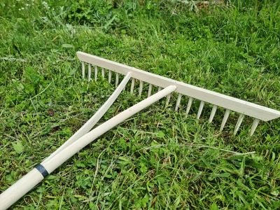 Rateau à herbe en bois