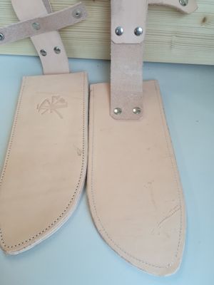 Déclassés - Étuis artisanaux en cuir pour la petite machette