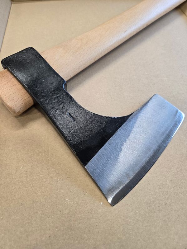 Déstockage : Hache barbue type Balkan - 1000g LFSIMP manche droit