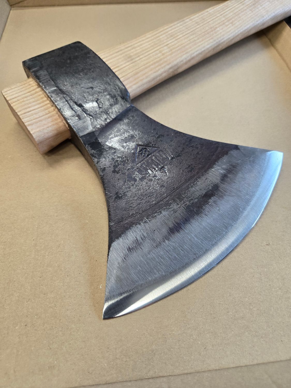 Déstockage : Hache Rinaldi massive modèle 312 - type Da Gara - 1800g LFSIMP manche droit Déstockage : Hache Rinaldi massive modèle 312 - type Da Gara - 1800g LFSIMP manche droit