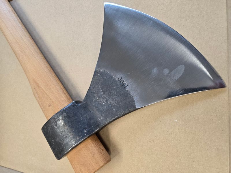 Déstockage : Hache Prandi large - type Trento -1200g LFSUP manche ergonomique