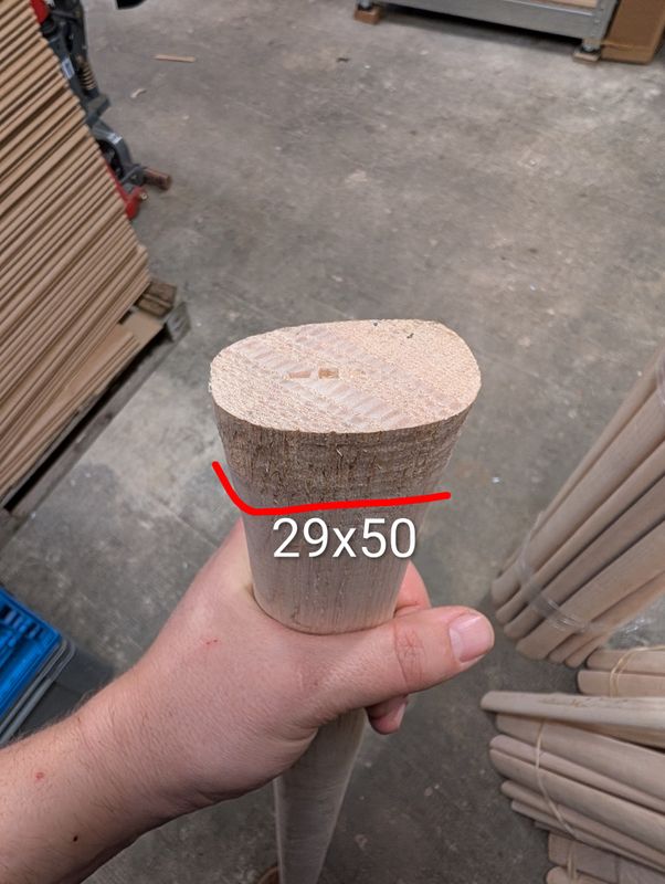 Déstockage : manche de hache droit de 100cm en frêne Déstockage : manche de hache droit de 100cm en frêne