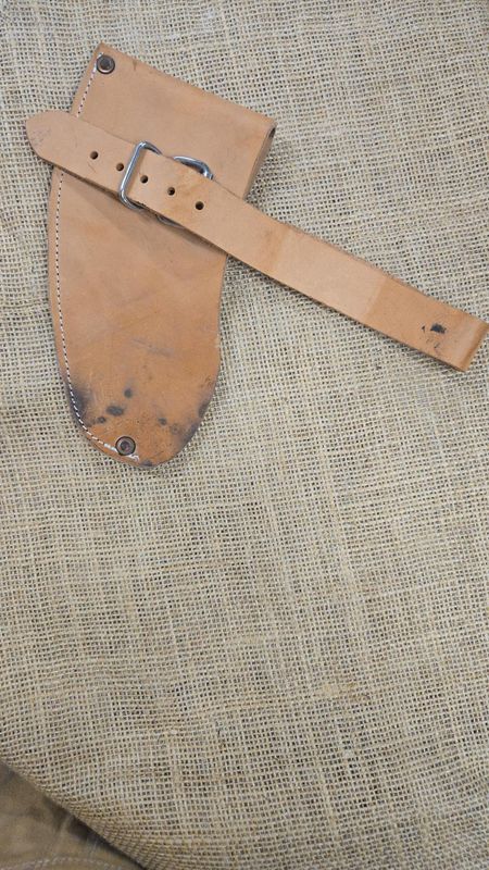 Déclassés - Étuis artisanaux en cuir - Etui barbue 1300 Déclassés - Étuis artisanaux en cuir - Etui barbue 1300