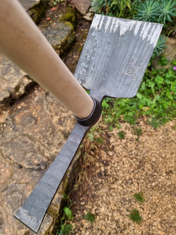 Grande serfouette double tranchant forgée au marteau pilon - sans manche