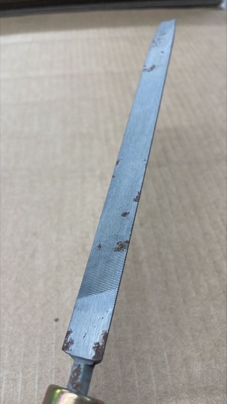 Lime triangulaire d'affutage pour scies à cadre