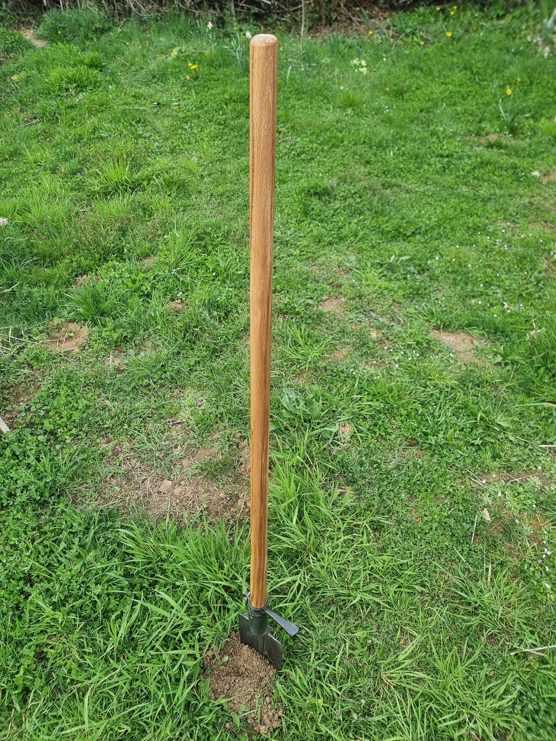Déclassée : Bêche forgée au marteau pilon - Emmanchée avec manche de 140cm et étrier repose pied - Affûtage Simple Déclassée : Bêche forgée au marteau pilon - Emmanchée avec manche de 140cm et étrier repose pied - Affûtage Simple