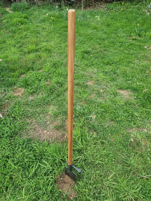 Déclassée : Bêche forgée au marteau pilon - Emmanchée avec manche de 140cm et étrier repose pied - sortie d'usine