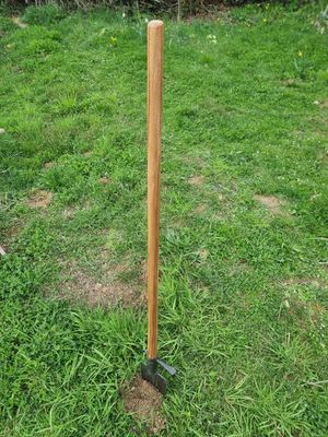 Déclassée : Bêche forgée au marteau pilon - Emmanchée avec manche de 140cm et étrier repose pied - sortie d'usine Déclassée : Bêche forgée au marteau pilon - Emmanchée avec manche de 140cm et étrier repose pied - sortie d'usine