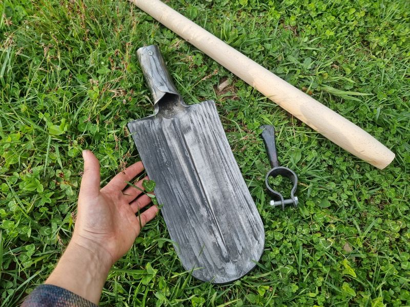 Déclassée : Bêche forgée au marteau pilon - Emmanchée avec manche de 140cm et étrier repose pied - sortie d'usine