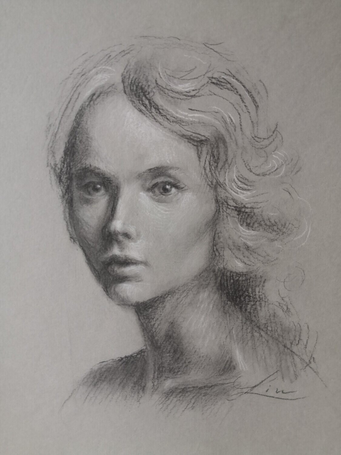 Portrait personnalisé en fusain sur papier gris ou blanc