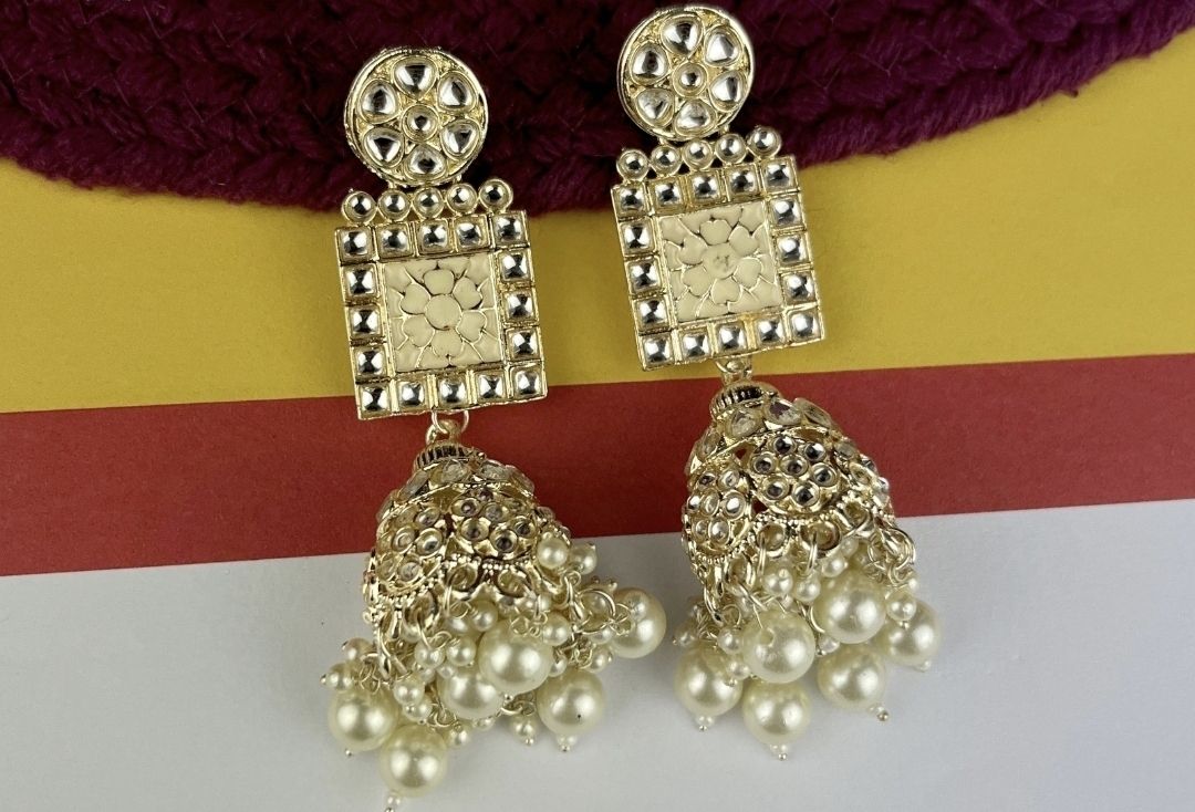 Women&#39;s kundan gold plated Jhumka earings