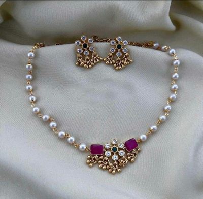 Women&#39;s pearl necklace earings