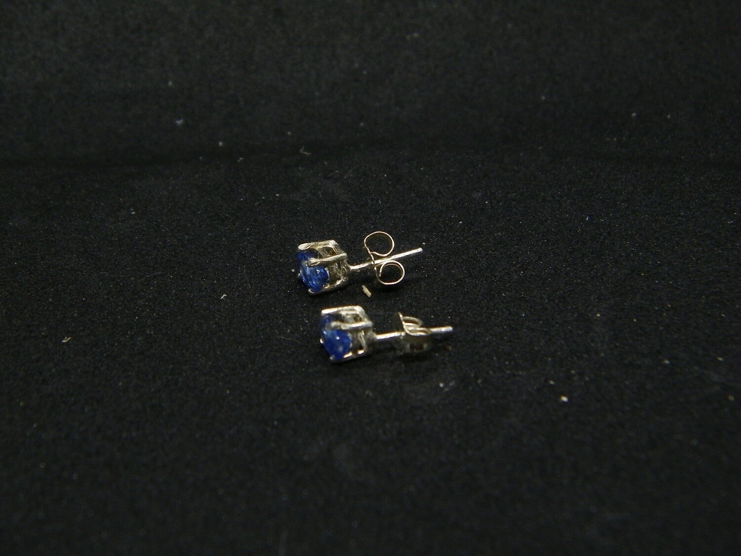 Blue kyanite stud