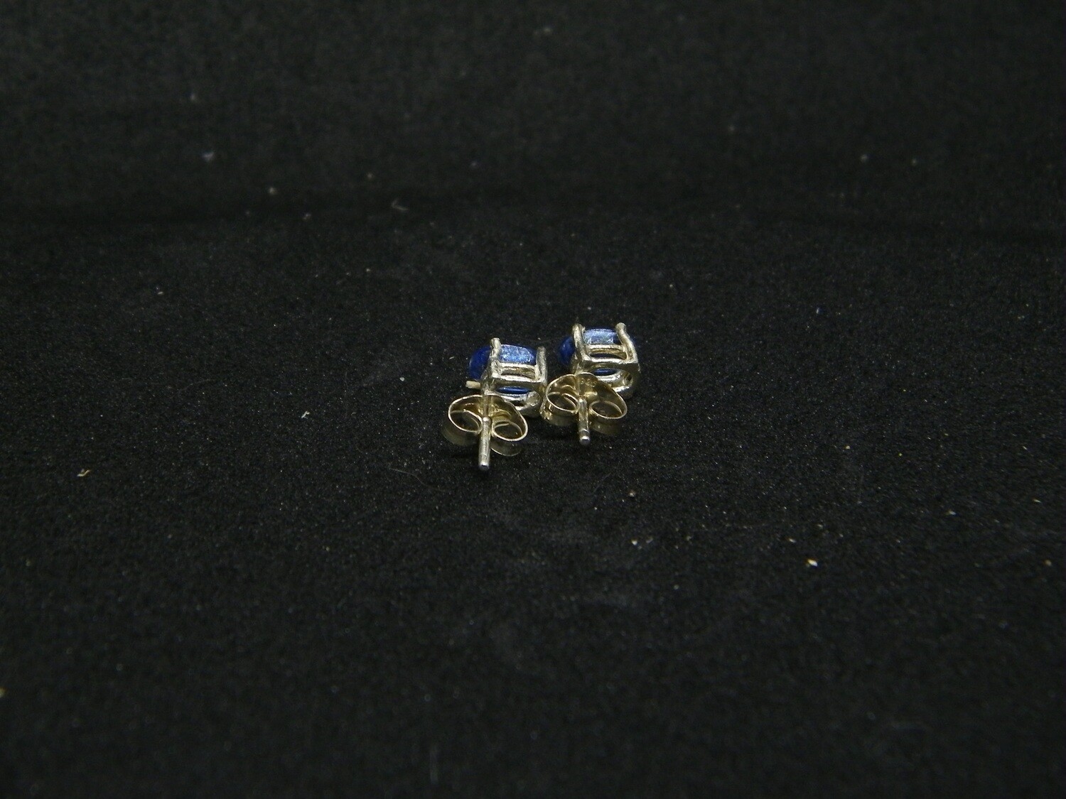 Blue kyanite stud