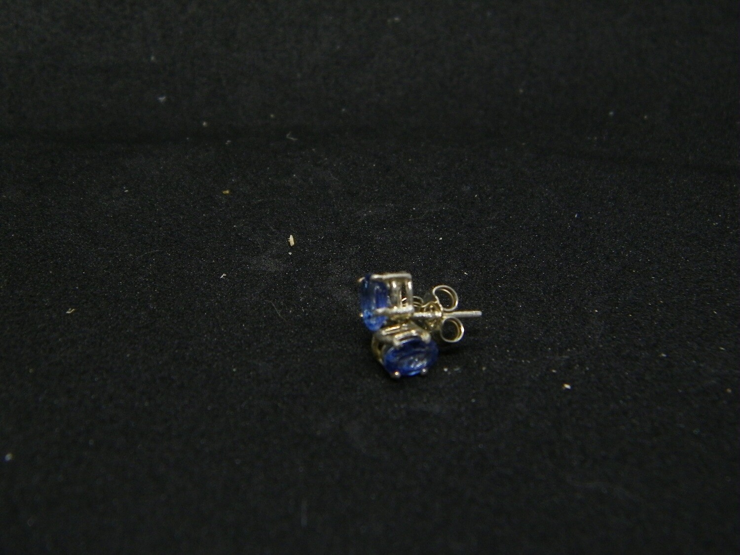Blue kyanite stud