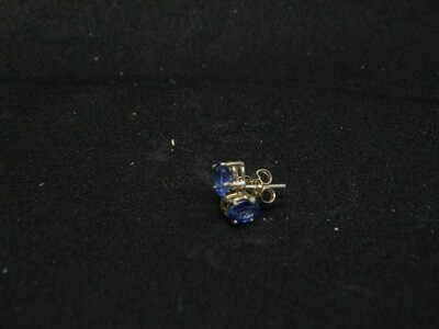 Blue kyanite stud