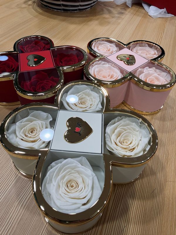 Cofanetto con 4 Rose Stabilizzate Cofanetto con 4 Rose Stabilizzate