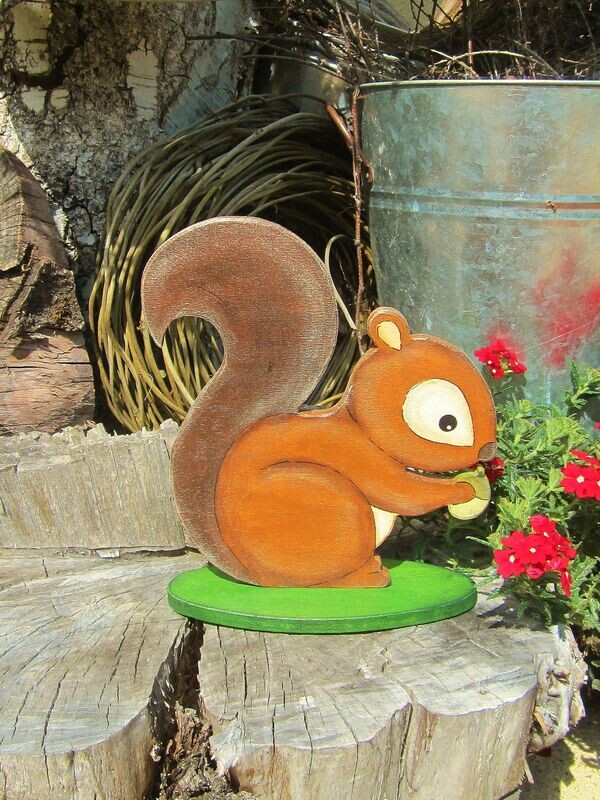 EichHörnchen mit Eichel