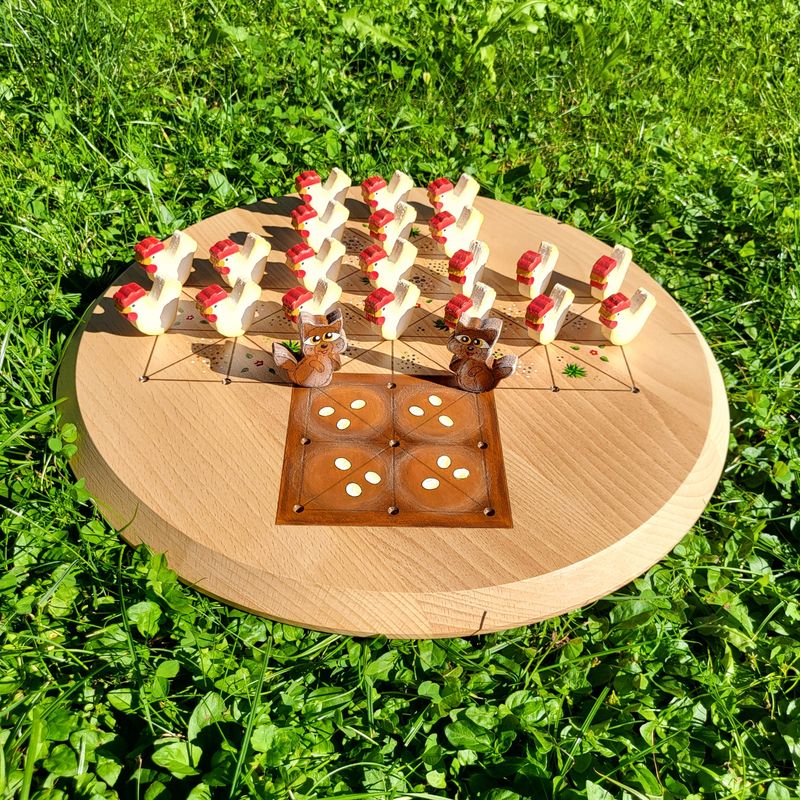 Brettspiel * Fuchs & Henne * Buche rund  * Kante schräg * Nest braun * Figuren färbig