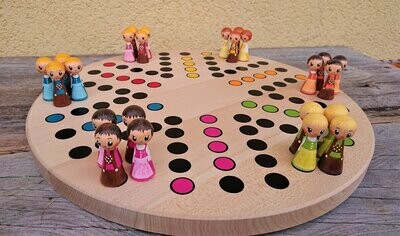 Brettspiel * 6 auf einen Streich * Ahorn rund * Dirndl & Bua * Punkte lasergraviert Brettspiel * 6 auf einen Streich * Ahorn rund * Dirndl & Bua * Punkte lasergraviert