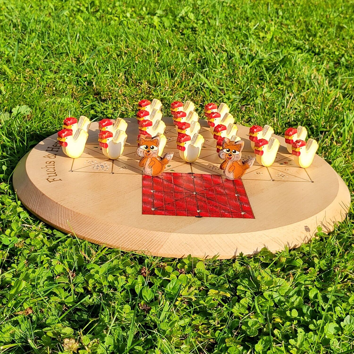 Brettspiel * Fuchs & Henne * Buche rund * Kante schräge * Dach rot * Figuren färbig
