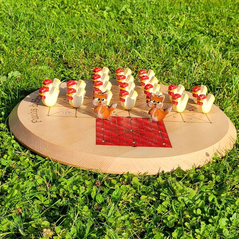 Brettspiel * Fuchs & Henne * Buche rund * Kante schräge * Dach rot * Figuren färbig Brettspiel * Fuchs & Henne * Buche rund * Kante schräge * Dach rot * Figuren färbig
