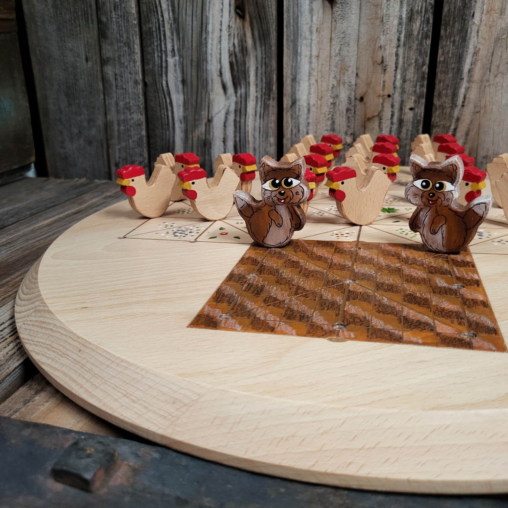 Brettspiel * Fuchs & Henne * Buche rund * Kante schräge * Dach braun * Hühner Buche natur