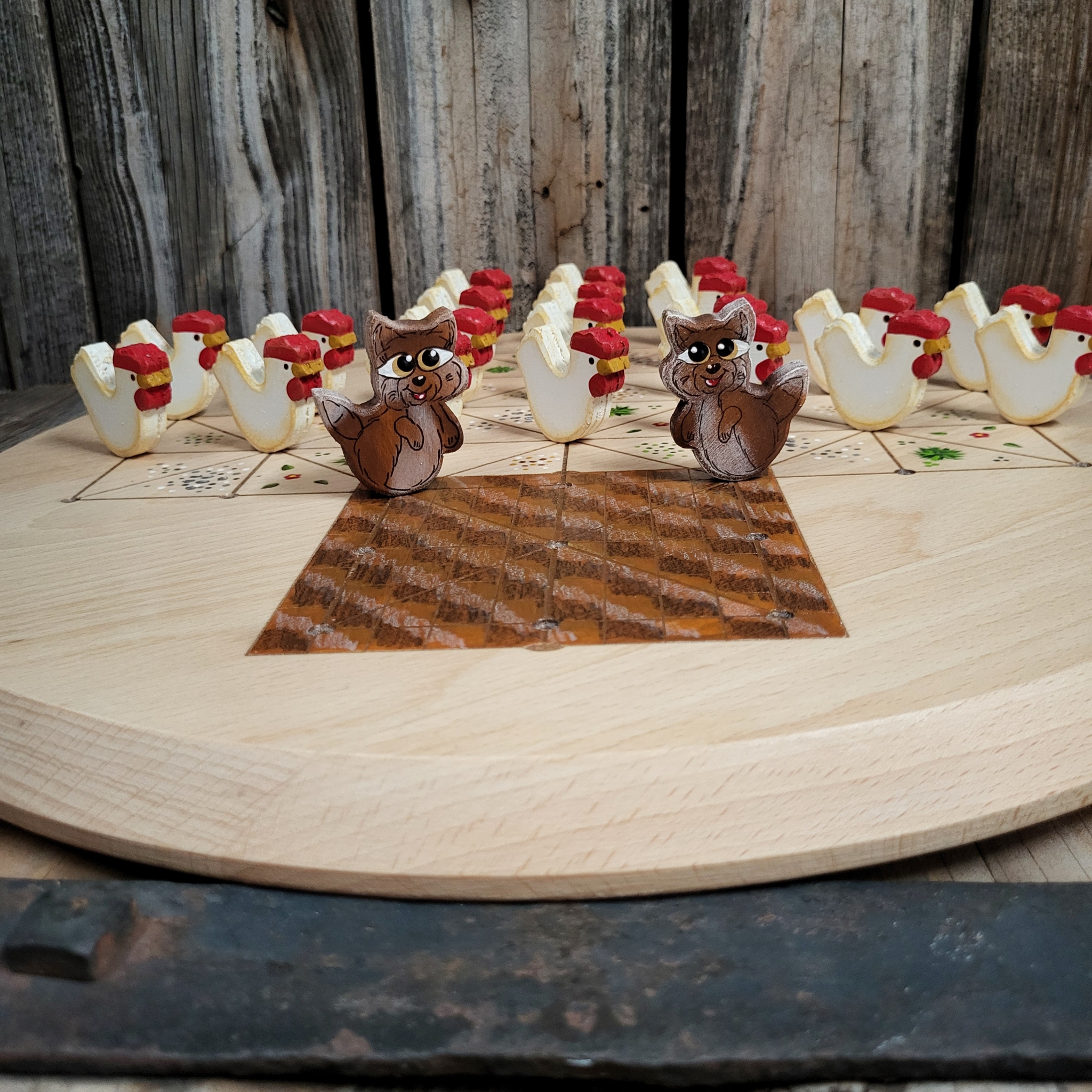 Brettspiel * Fuchs & Henne * Buche rund * Kante schräge * Dach braun * Figuren färbig