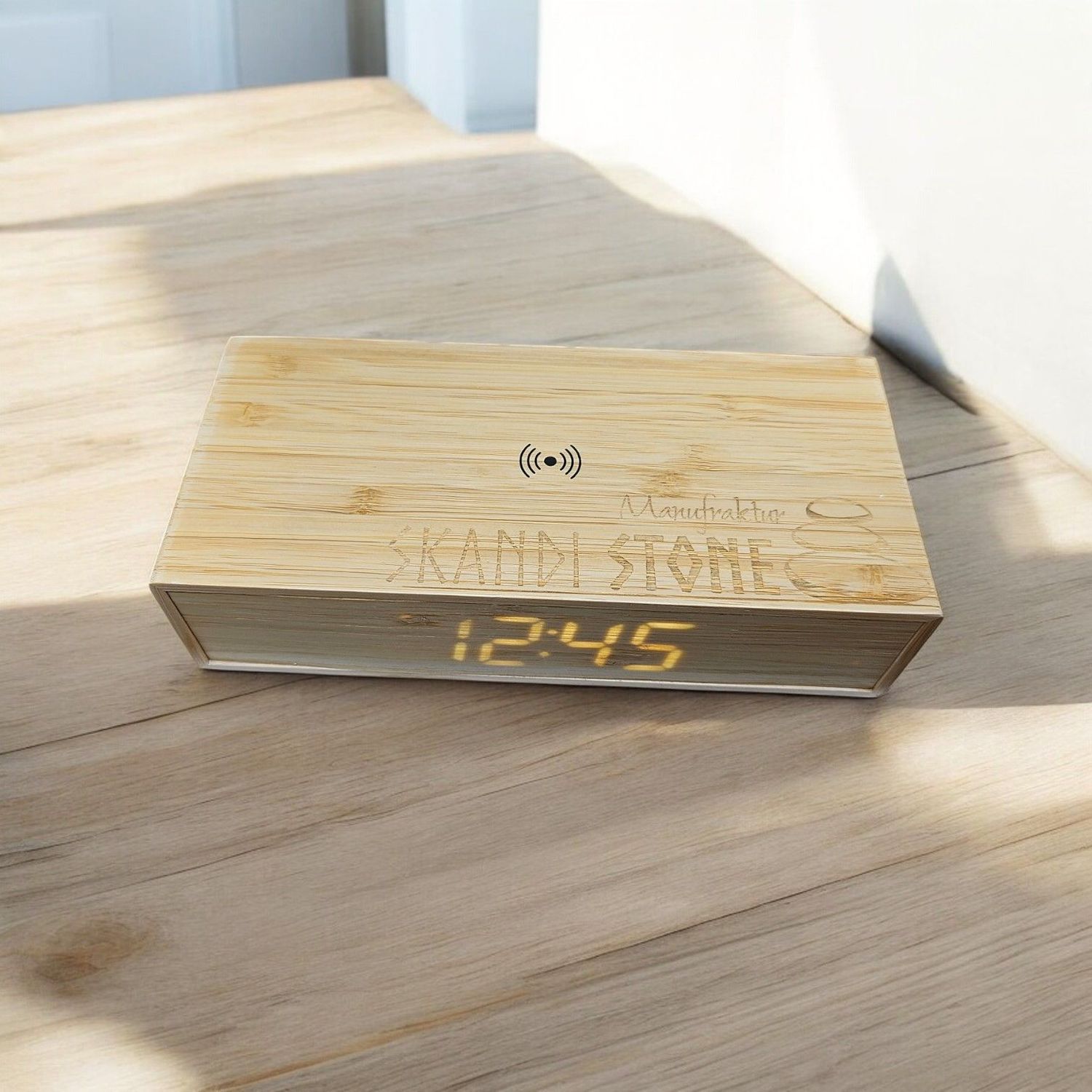 Holz Tischuhr mit Ladepad, personalisierbar