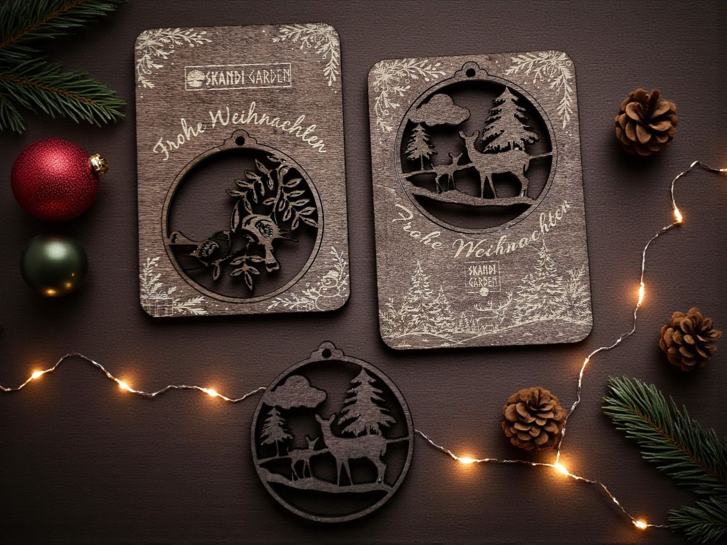 Weihnachtskarte aus Holz mit Kugel, personalisierbar