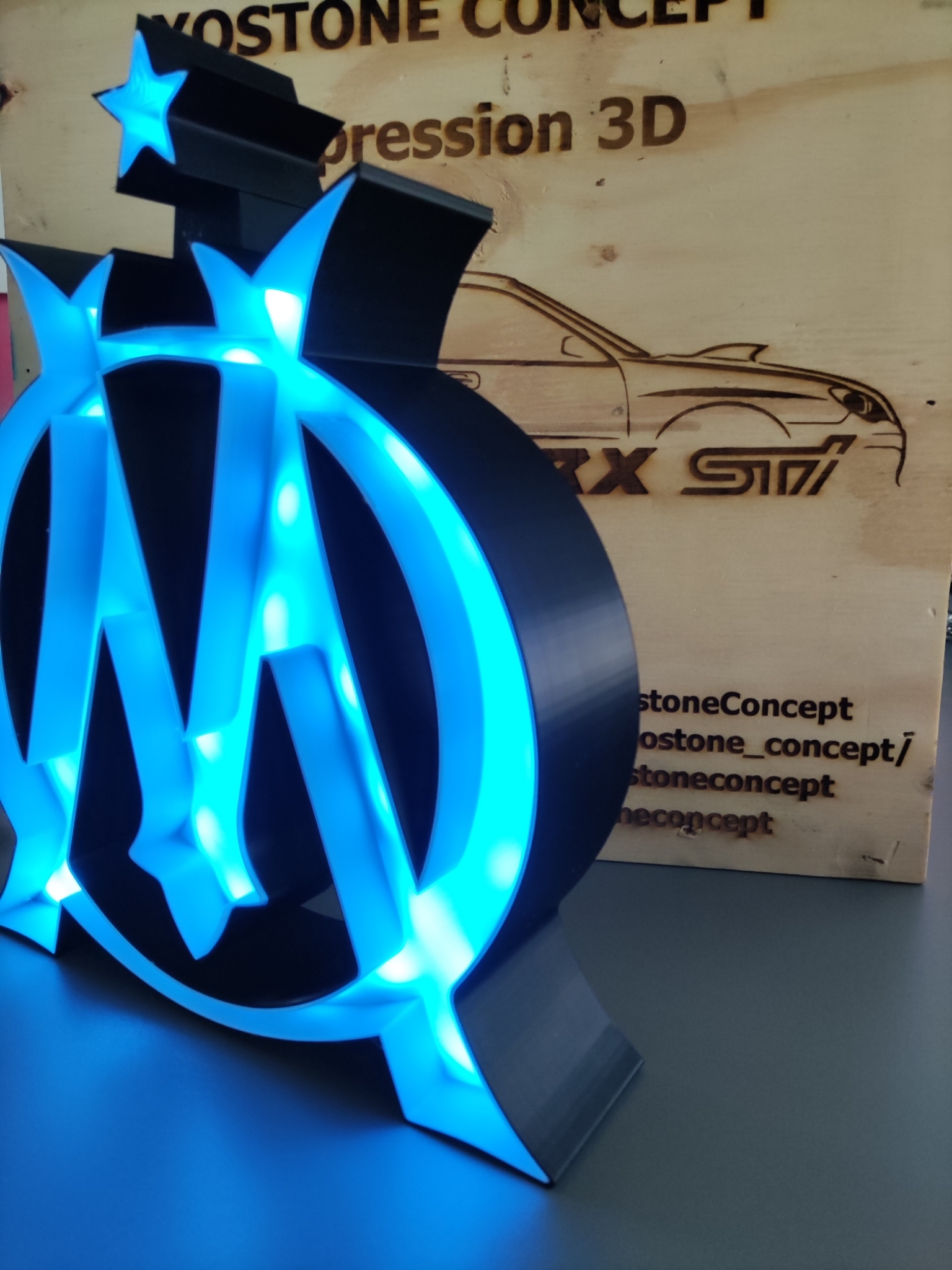 Enseigne lumineuse connectée logo OM format : 300