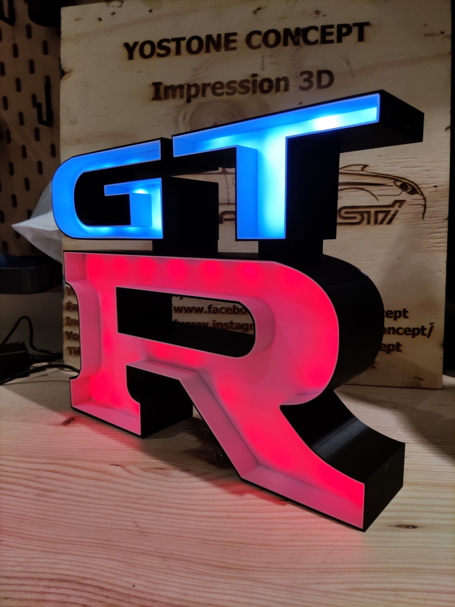 Enseigne lumineuse connectée logo GTR format : 300